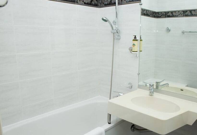 Comfort room with garden view, La Pinede