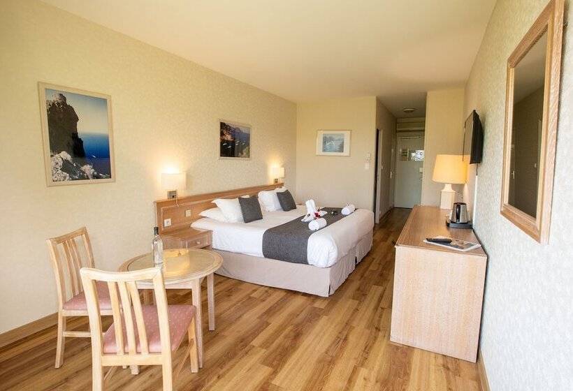 Comfort room with garden view, La Pinede