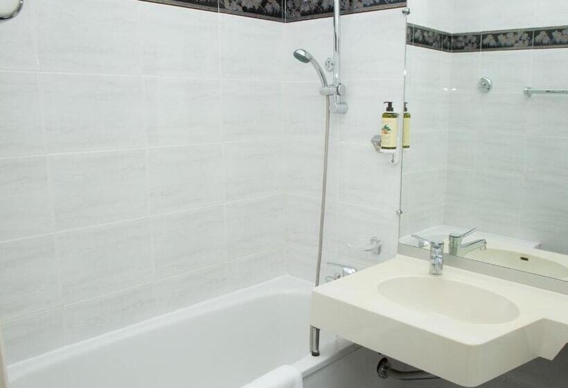 Comfort room with garden view, La Pinede