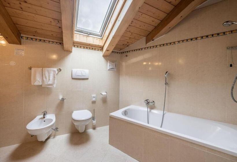 غرفة قياسية ثلاثية, Ravelli Luxury Spa