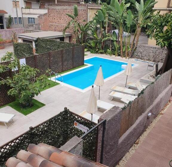 غرفة قياسية, San Max