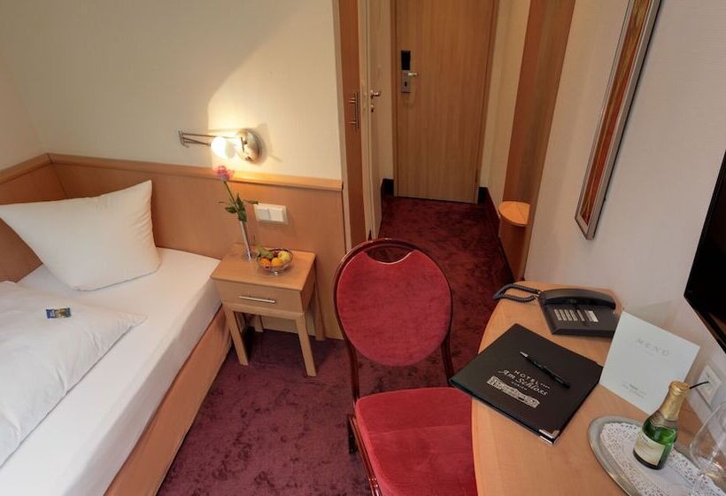 标准单人间, Am Schloss Aurich