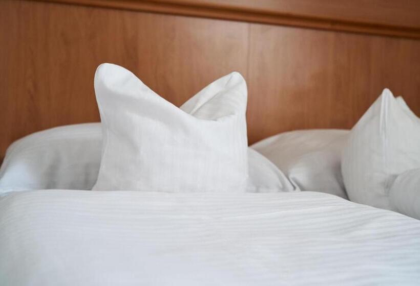 スタンダードルーム, Zu Den Drei Kronen