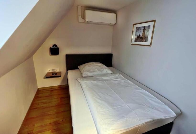 غرفة عائلية, Zu Den Drei Kronen