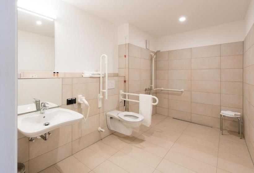 Quarto Estandar para Deficientes Físicos, & Gasthaus Löwen
