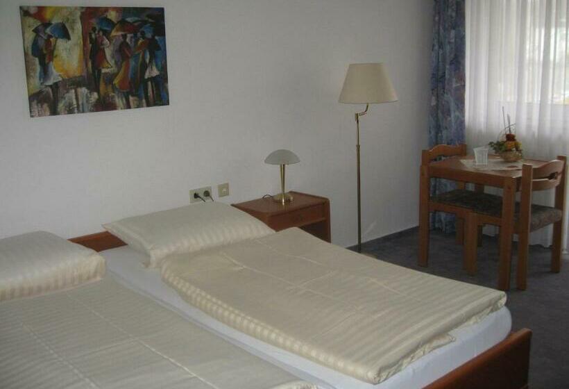 标准单人间, Alt Holzhausen