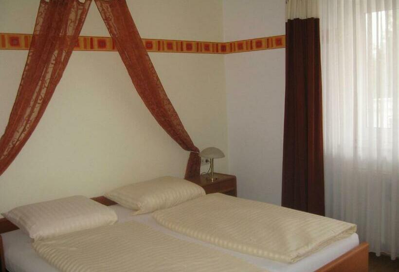 标准单人间, Alt Holzhausen