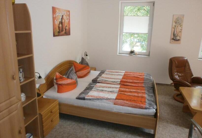 חדר סטנדרט לשלושה, Alte Waldmãƒæ’ã‚â¼hle