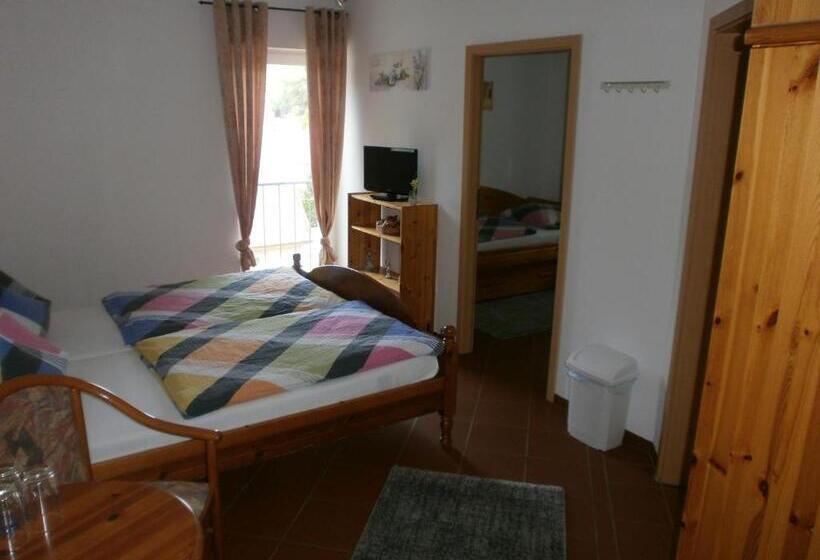 חדר סטנדרט לשלושה, Alte Waldmãƒæ’ã‚â¼hle