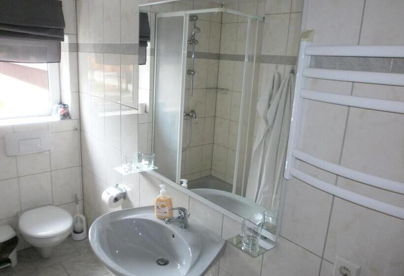 חדר סטנדרט לשלושה, Alte Waldmãƒæ’ã‚â¼hle