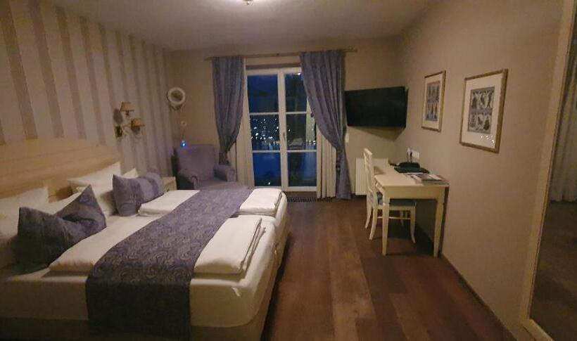 Suite with lake view, Leeberghof