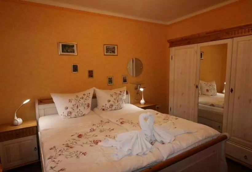اتاق خانوادگی تودرتو, Villa Amber