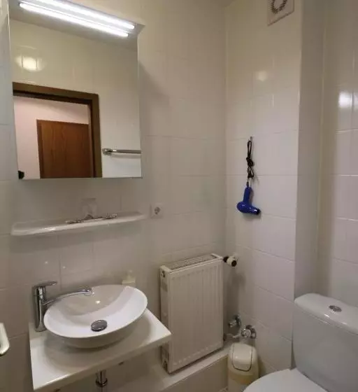 اتاق خانوادگی تودرتو, Villa Amber