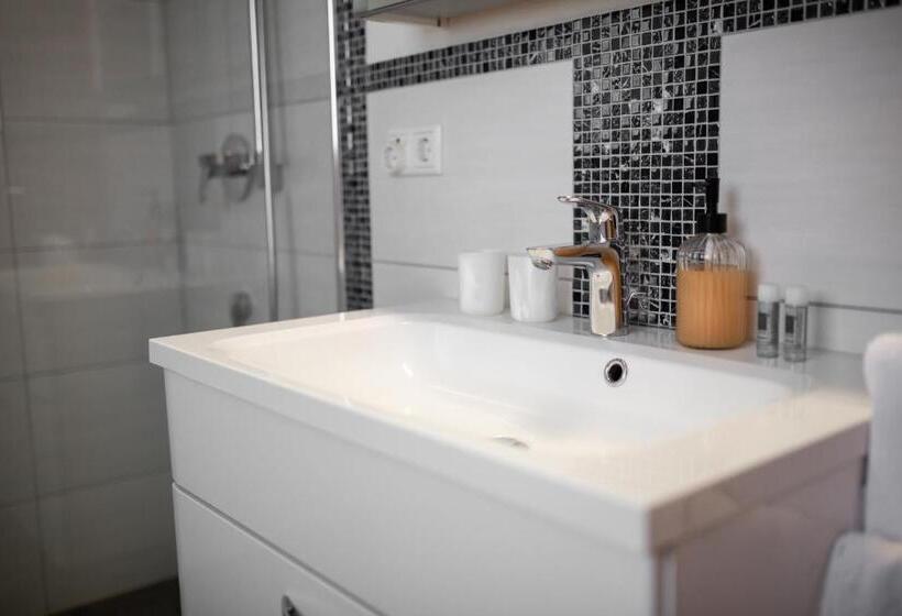 غرفة عائلية, Fröhlich Höche