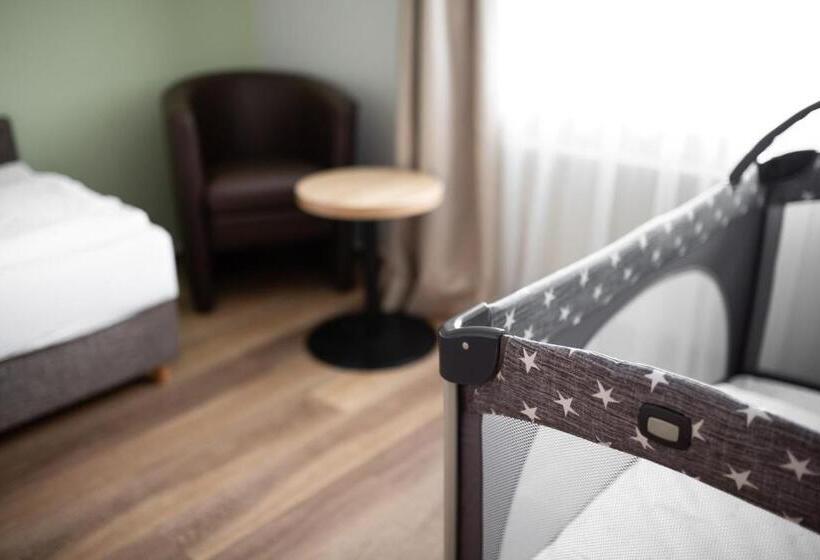 غرفة عائلية, Fröhlich Höche