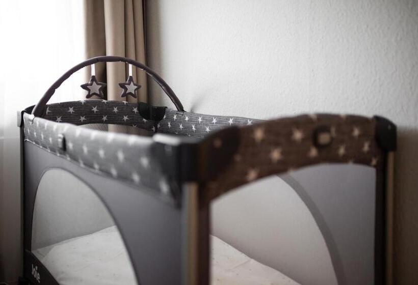 غرفة عائلية, Fröhlich Höche