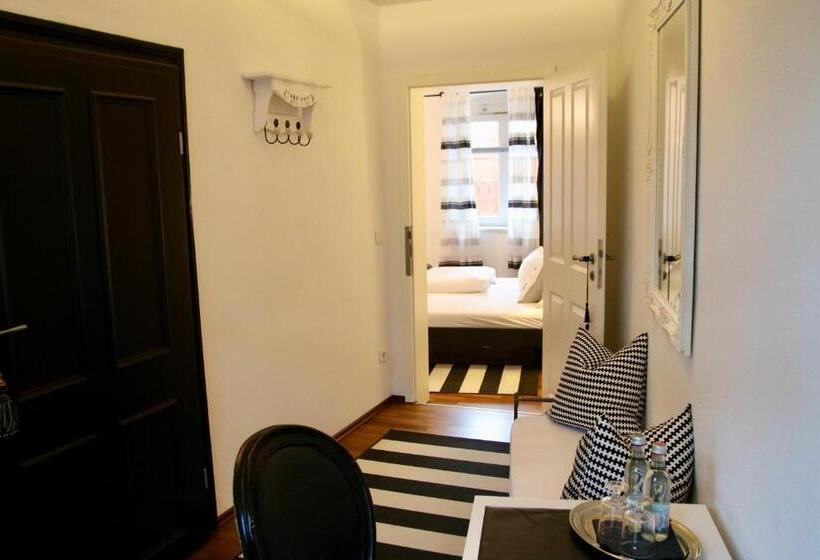 Полулюкс Повышенной Комфортности, L Ostello Altstadt