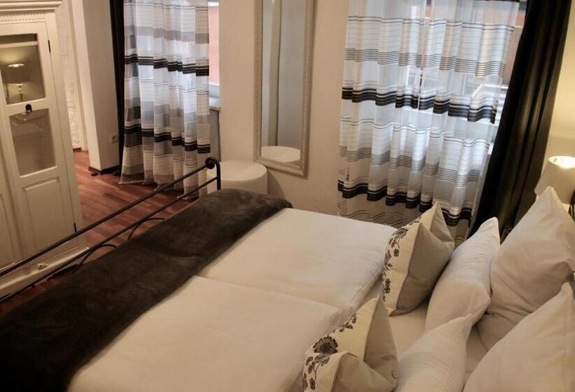 Полулюкс Повышенной Комфортности, L Ostello Altstadt