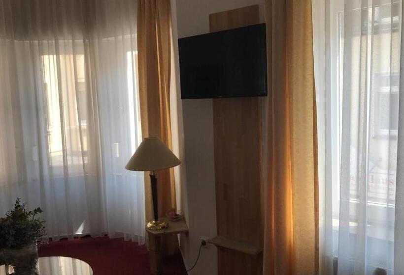 컴포트 룸, Nachtwachter