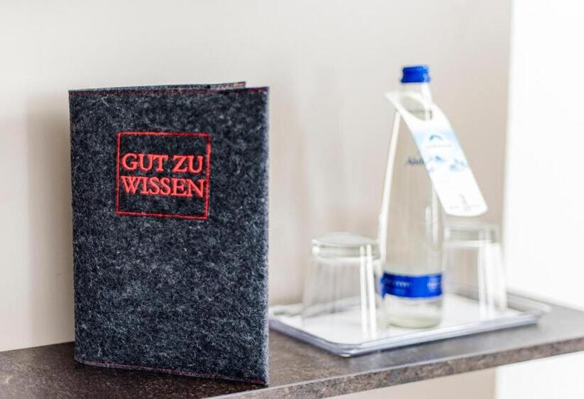 标准三人间, Weidenhof