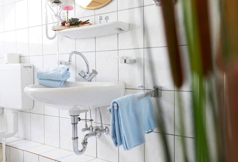 标准三人间, Zum Eisenhammer