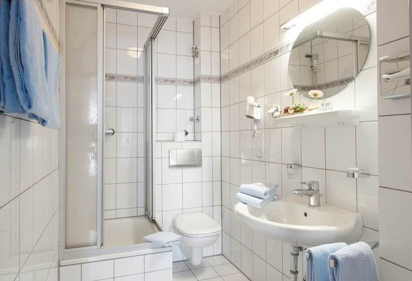 标准三人间, Zum Eisenhammer