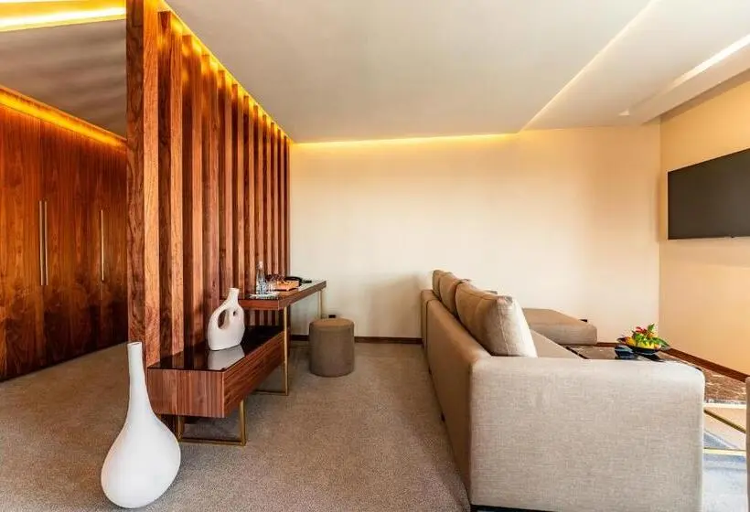 سوئیت با بالکن, Longue Vie Hotels
