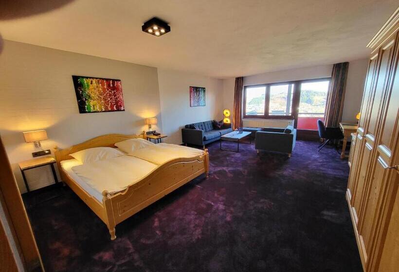 جناح, Berghotel Habbel Und Die Welt Kann Warten