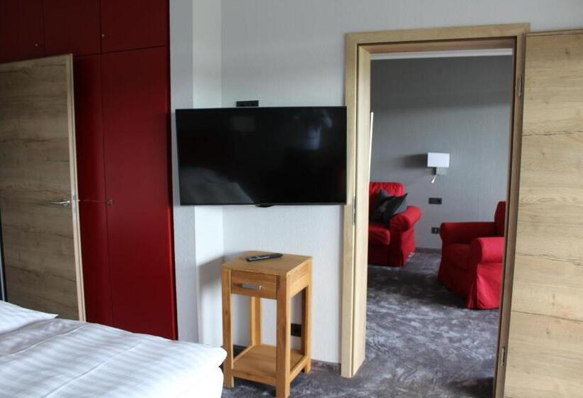 جناح, Berghotel Habbel Und Die Welt Kann Warten