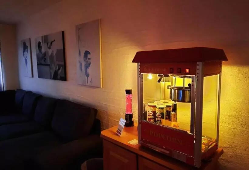 デラックススタジオ, Berghotel Habbel Und Die Welt Kann Warten