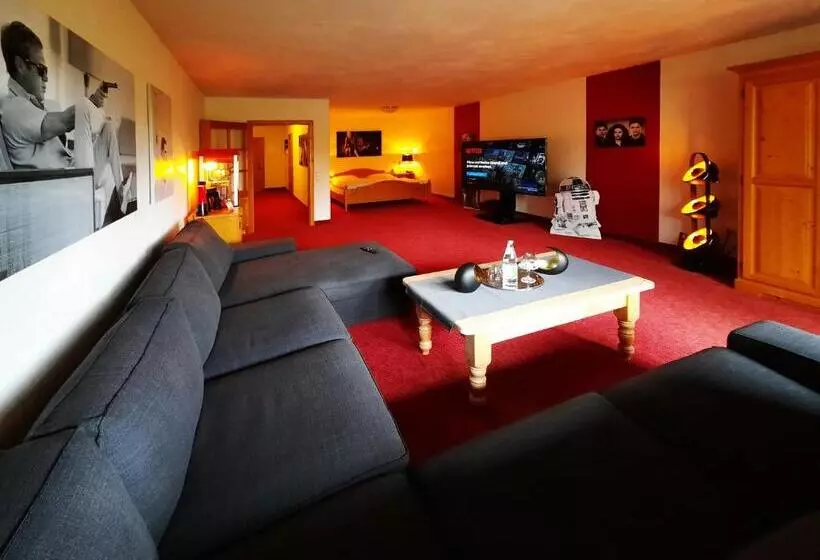 デラックススタジオ, Berghotel Habbel Und Die Welt Kann Warten