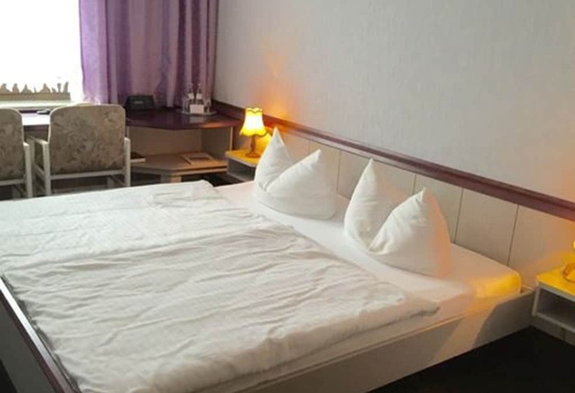 スタンダードトリプルルーム, Forstmeister