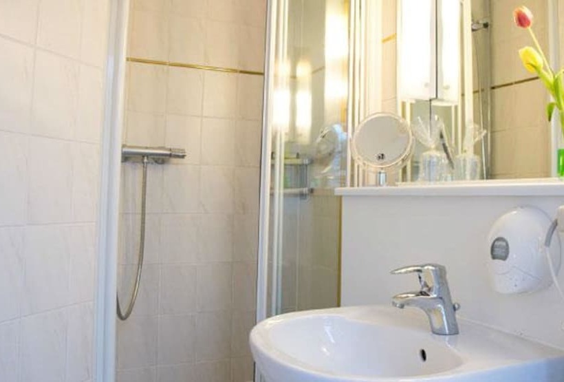 스탠다드 싱글 룸, Schere