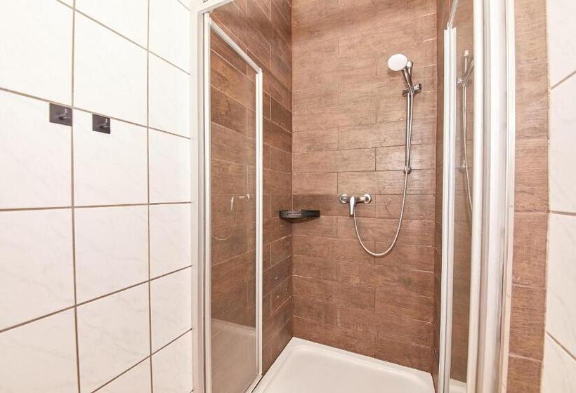 スタンダードルーム, Zum Dicken Baum