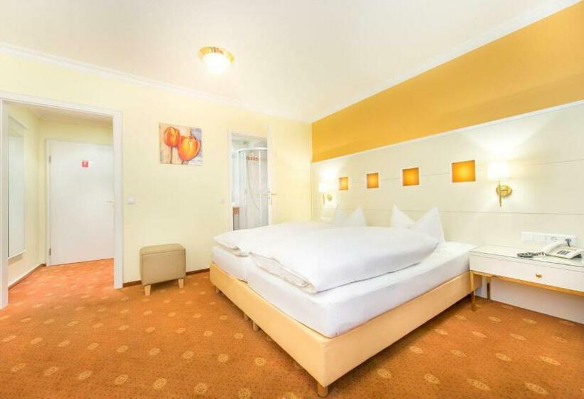 스탠다드 룸, Hennies