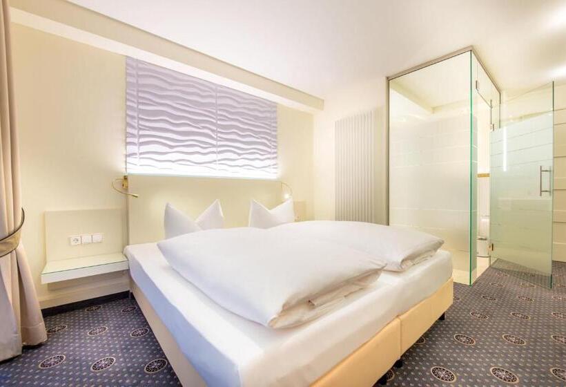 스탠다드 룸, Hennies