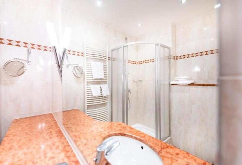 이코노미 싱글 룸, Hennies