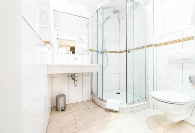 이코노미 싱글 룸, Hennies