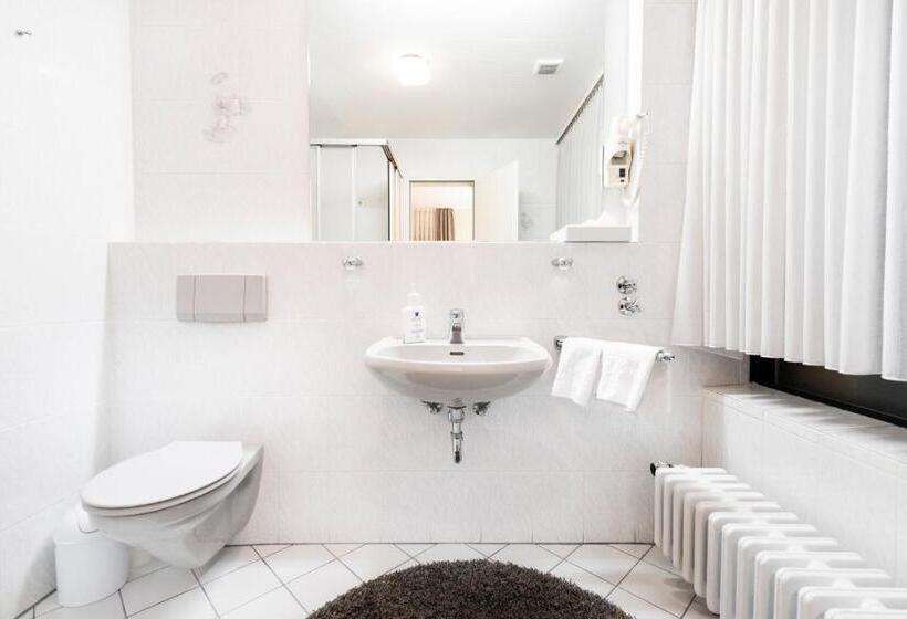 이코노미 룸, Hennies