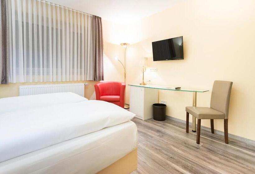 이코노미 룸, Hennies