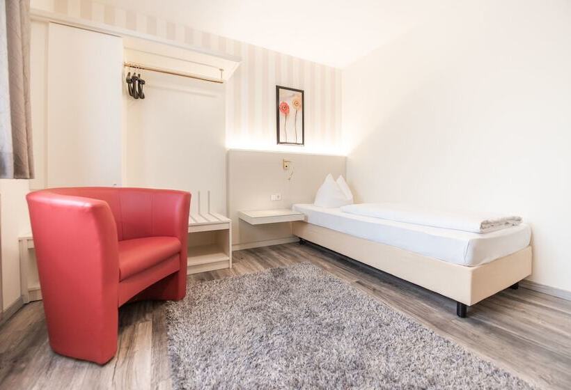 스탠다드 싱글 룸, Hennies