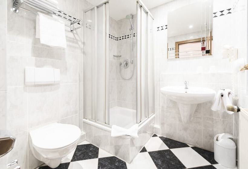 스탠다드 룸, Hennies