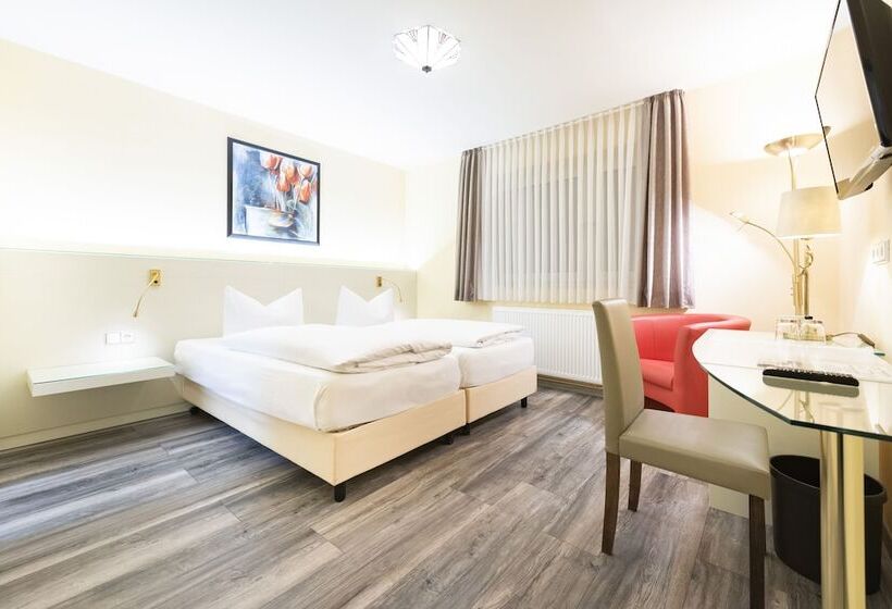 스탠다드 룸, Hennies