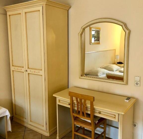 اتاق استاندارد سه نفره, Restaurant Da Franco