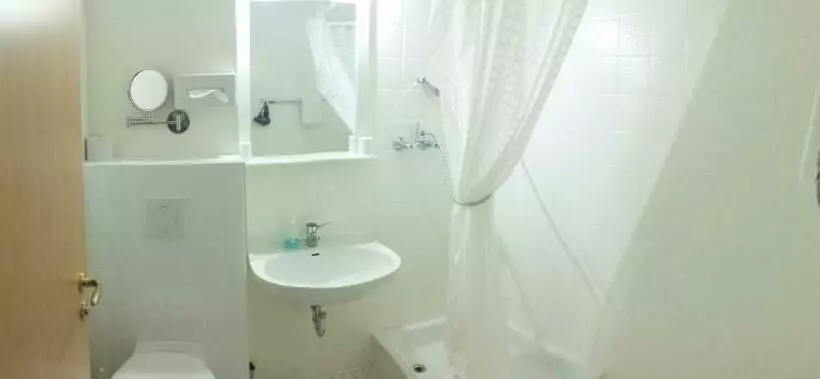 Superior Room, Scholz