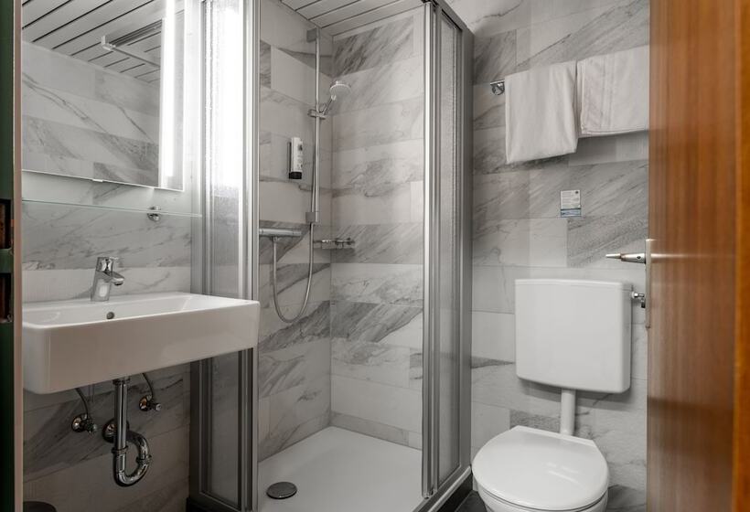 Standard Yhden Hengen Huone, Spahr