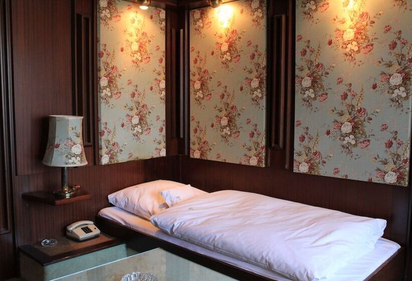 Standard Yhden Hengen Huone, Spahr