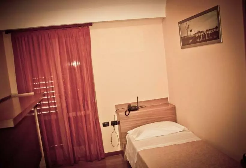 اتاق استاندارد یک نفره, Aerhotel Phelipe