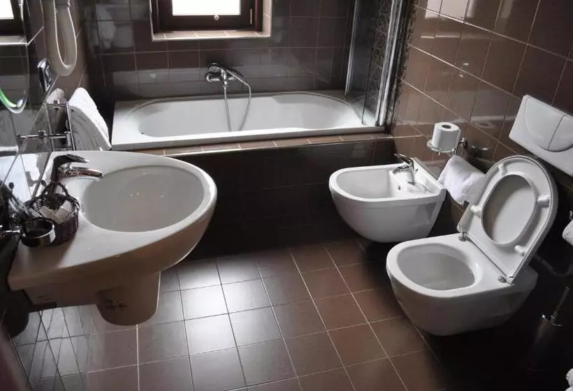 اتاق استاندارد سه نفره, Aerhotel Phelipe