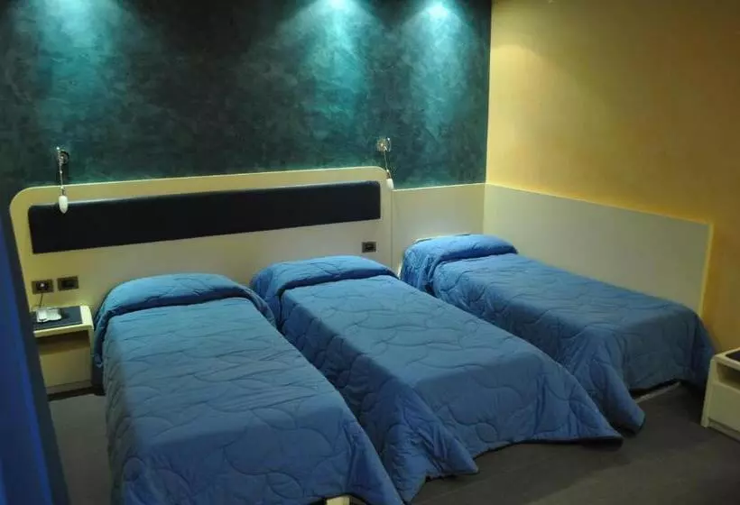 اتاق استاندارد سه نفره, Aerhotel Phelipe